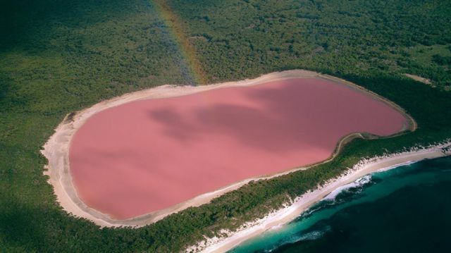 10. <a href="https://www.australia.com/explore/states/wa/pink-lake.aspx" target="_blank">Lake Hillier, Australia</a>