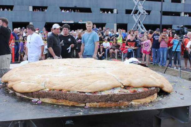 7.) The largest hamburger in the world weighed 2,014 lbs, was 10 m in diameter, and took four cooks and a crane to make.