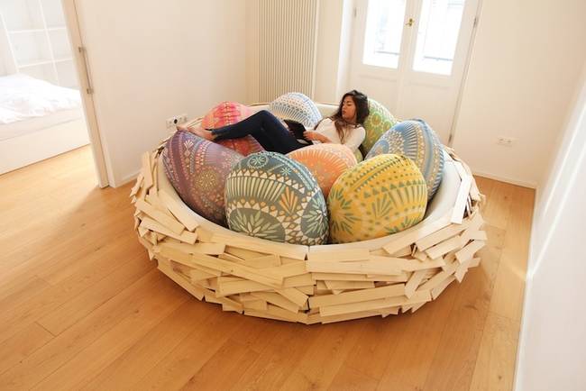 The nest itself, as well as the egg pillows, come in a variety of colors.