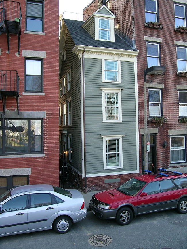 When a veteran returned home to Boston, he found that his hateful brother had inherited the family house and left him only with a pitiful plot ten feet wide. So, the slighted veteran decided to build a middle finger of an abode, effectively blocking out the light in his brother's window.