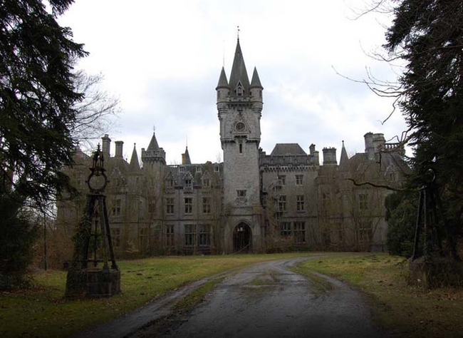 10.) Chateau Miranda, Belgium - This castle was built by French nobility who were fleeing the revolution in their home country. During and after World War II it was home to various institutions before being abandoned in 1980.