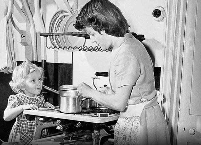 14.) An example of the ideal housewife of the 1950s.