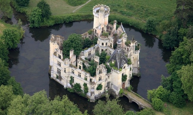 16.) Château de la Mothe-Chandeniers, France. The English managed to capture this castle several times before it was completely destroyed during the French Revolution. In the 1800s the castle was rebuild to its former glory.