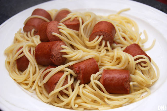 Instructions: boil the pot of water, cut the hot dogs into 1-inch pieces, poke the spaghetti through the pieces of hot dog, boil until the spaghetti is soft.