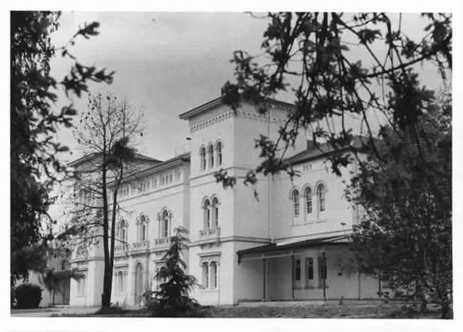 2.) The Beechworth Lunatic Asylum in Australia is famous for how easy it was to get admitted there, requiring only two signatures. Over 9,000 patients died here in the 128 years before it was closed in 1995, including the death of one girl who was thrown from a window. Her murderer was never found.