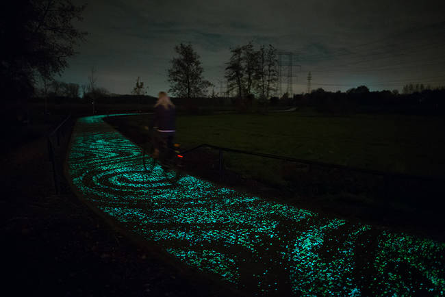 The path lights up in a pattern of swirls all along its I KM length.