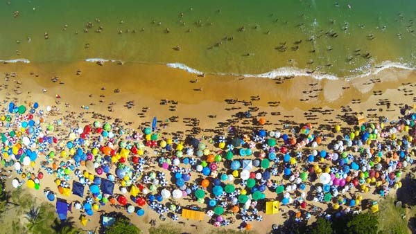 18.) People packed together at Guarapari (Espírito Santo, Brazil).