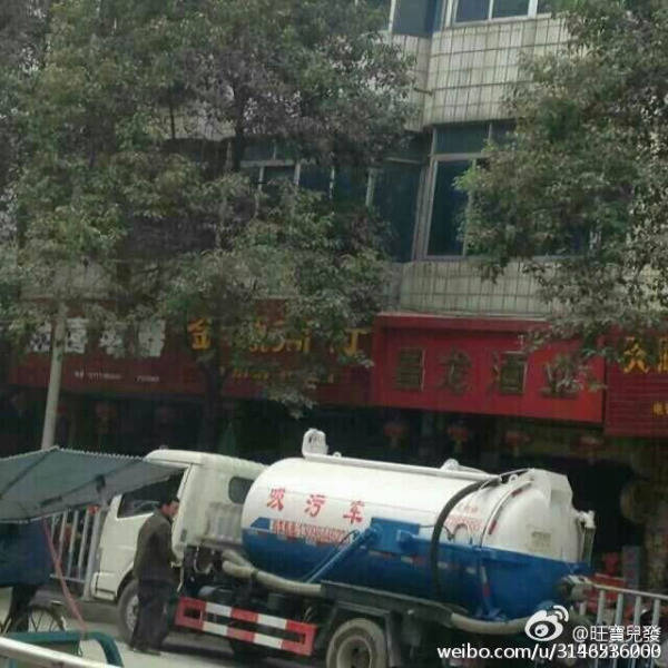 A septic vehicle was parked on the side of a busy street in Hechi.