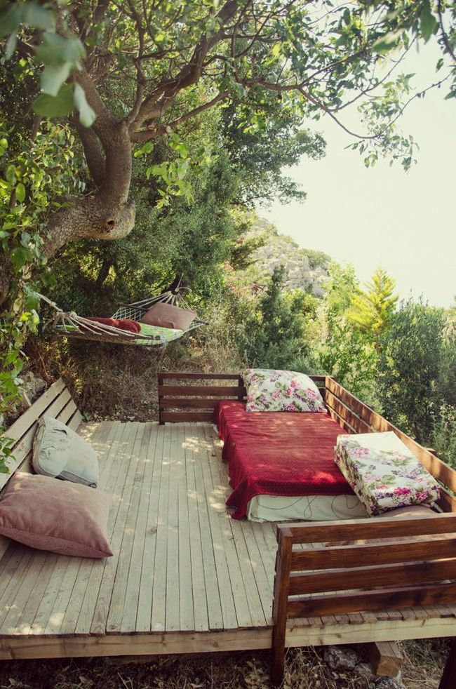 6.) A choice of hammock or bed.