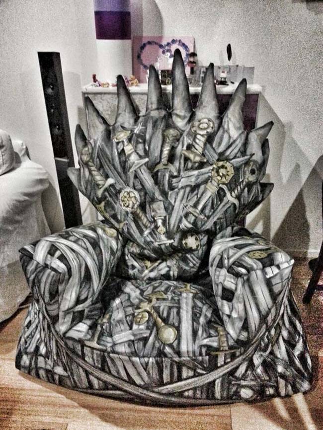 Know how to sew? Make this detailed <a href="https://nerd-by-night.blogspot.de/2014/03/iron-throne-bean-bag.html"><i>Game of Thrones</i> bean bag chair</a>.