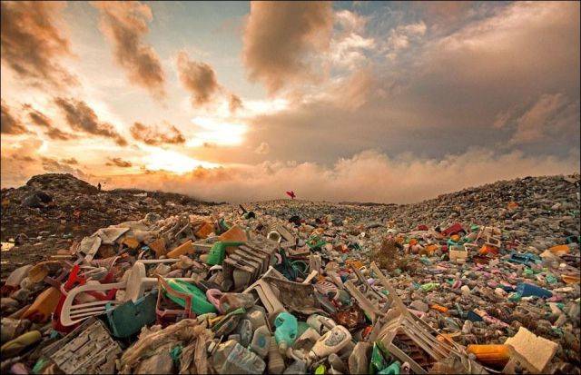 Hundreds of tons of waste, some toxic, are dumped on Thilafushi every day.