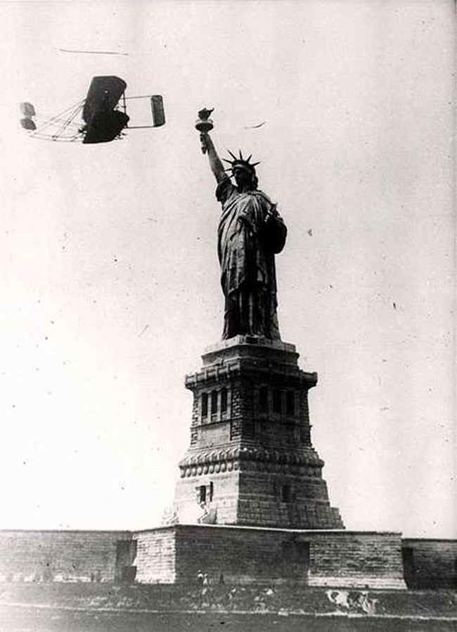 5.) 1909 - Wilbur Wright flies around the Statue of Liberty.