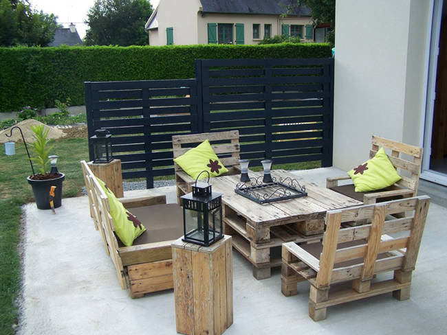 This wooden pallet deck set (from the tables and chairs to the divider) looks like the perfect place to relax on a warm summer evening.