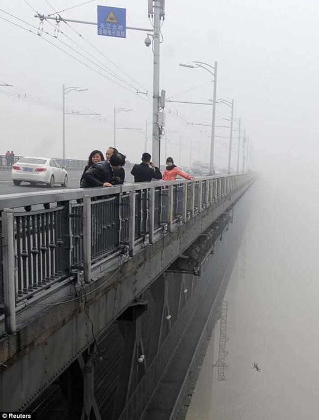 4.) The Wuhan Yangtze River Bridge Lovers.