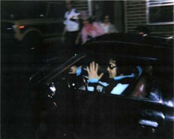 13.) Elvis Presley pulls into Graceland with Ginger Alden on August 16, 1977, after visiting the dentist.