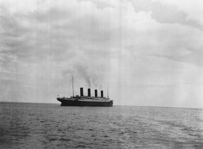 22.) 1912 - The last photo of the Titanic before it sunk.