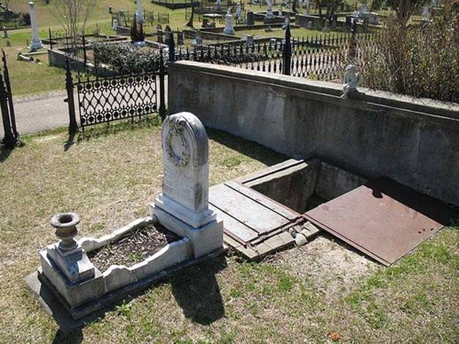 A heart broken mother had this grave designed for her deceased 10-year-old daughter in 1871. While she was alive, the daughter was terrified of storms. The grave was constructed with an entrance that descends to the level of the coffin. Her mother would come and enter the tomb during storms to comfort her child.