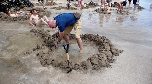 13.) Hot Water Beach - Coromandel Peninsula - New Zealand