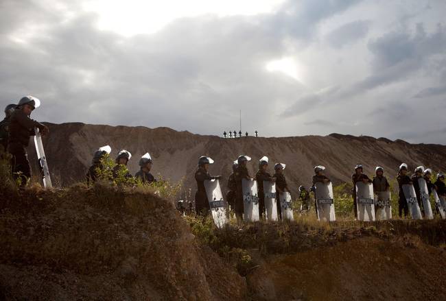 As this practice gathers negative worldwide attention, the Peruvian government recently stepped up efforts to bring an end to the illegal mining.