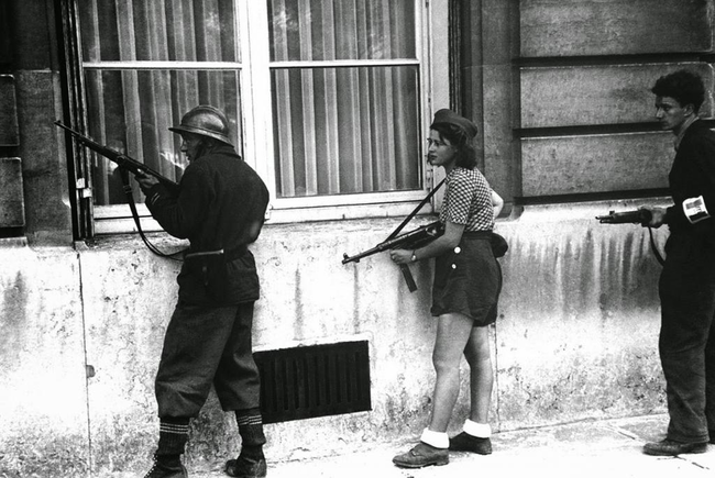 27.) Simone Segouin, an 18-year-old French Résistance fighter during the war. This photo is from 1944.