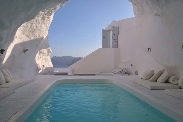 14. <a href="https://katikies-santorini.hoteque.com/?gclid=CKHU5Obi278CFUYV7AodyVQArg" target="_blank">Katikies Hotel, Oia, Santorini</a>