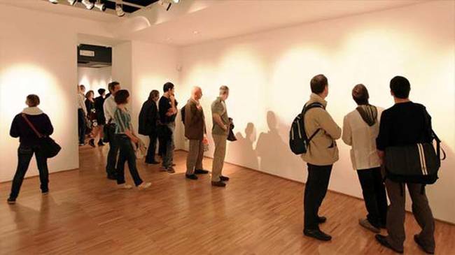 8.) This photo has been making the rounds on Twitter. Supposedly it's of a New York City artist who held a showing of invisible art. Turns out the art was just Photoshopped out.