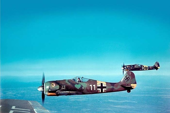 19.) Color image of the German Focke-Wulf Fw 190A-5 fighters, of Fighter Squadron JG54, during flight (1943).