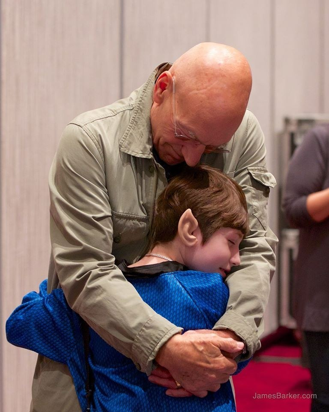 Meet Dawn, a 10 year old who has a life threatening illness, and who wanted nothing more than to meet Sir Patrick Stewart to make her dreams come true. Making her wish happen and setting up a meeting with him was no small task. But at DragonCon, Dawn got to sit down to talk with him 15 minutes before he was to address a crowd of 2000.