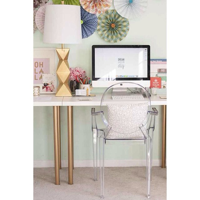 7.) Give your desk some flare with a simple <a href="https://www.dreamgreendiy.com/2014/01/27/ikea-hack/" target="_blank">gold accent</a>.