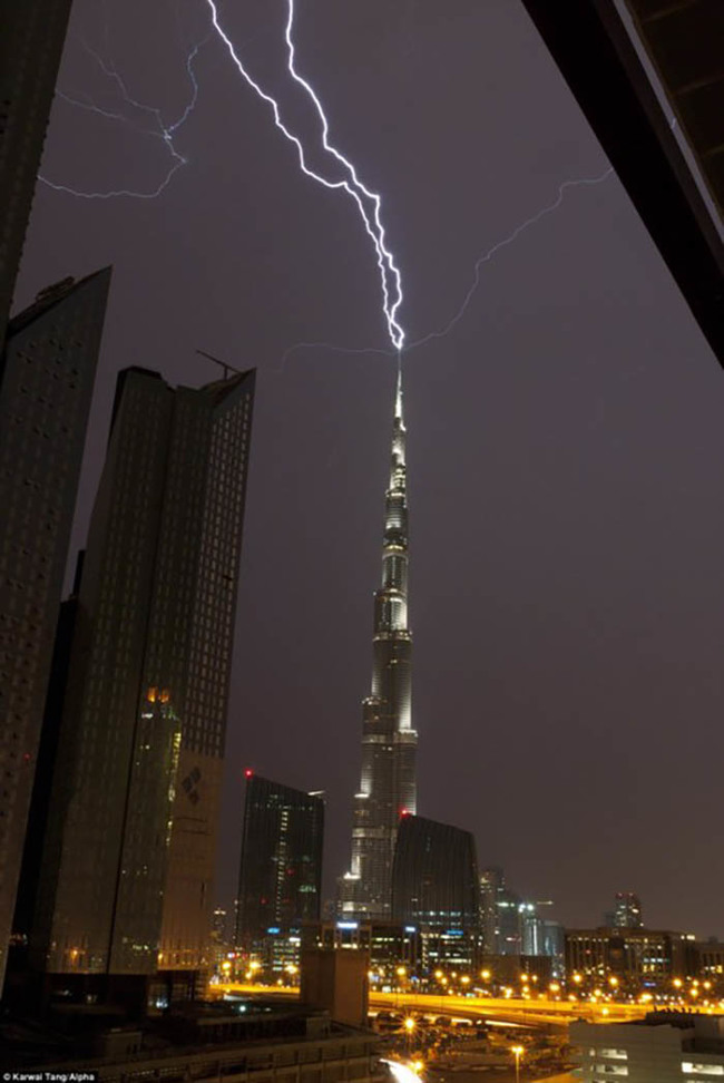 17.) Hey, tallest building in the world, meet lightning.