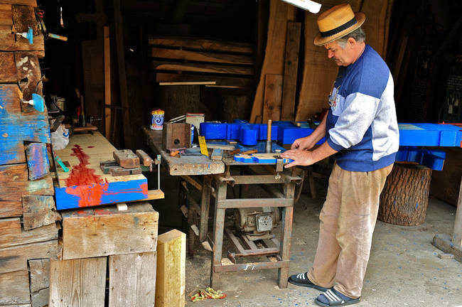 Local artist Stan Ioan Pătraş made ornate and beautifully decorated tombstones for members of the community. After his death in 1977, his best apprentice Dumitru Pop (below) continued the work.