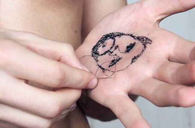 In early 2014, Cata used a needle and thread to create a series of family portraits on his own palms.