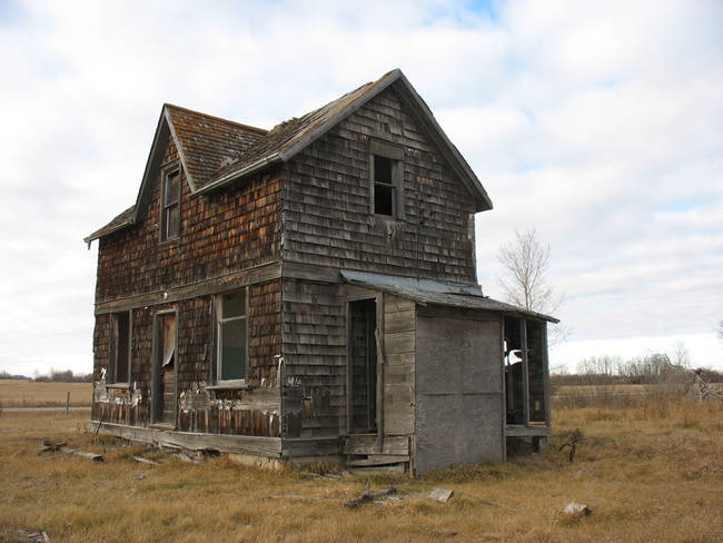 The old farm house Benning would go on to turn into a life-sized dollhouse.