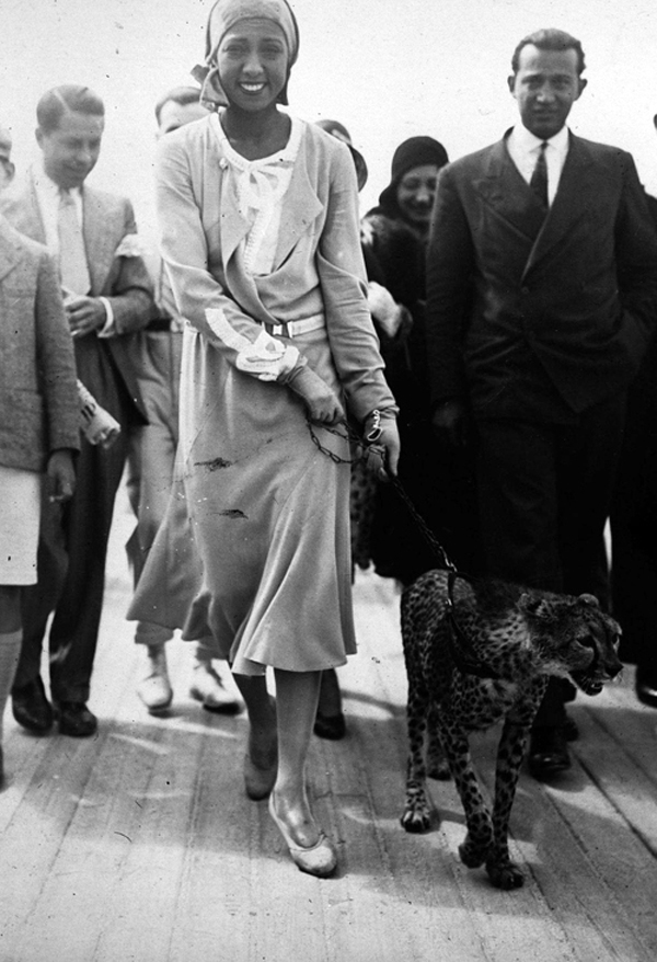 12.) Josephine Baker and her pet cheetah.