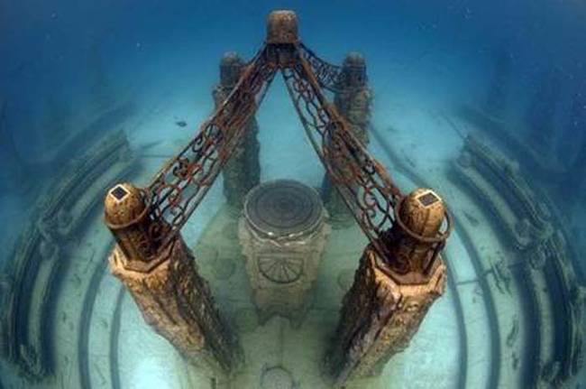 The center column of the Memorial Reef. It looks so peaceful.