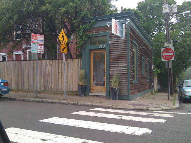 When, in 1908, Francis O'Reilly's neighbor refused to buy the rest of the land for their plot, O'Reilly used it to build a little house that is 37 ft long and 8 ft wide. It still stands today and is occupied by an interior decorating firm.