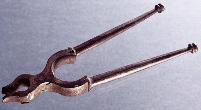 Dental Forceps (1600s)