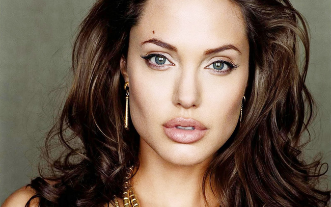 9.) Angelina Jolie acquired a license to be a funeral director.