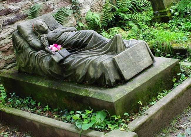 This is the grave of a 16-year-old girl. Her sister has this life-sized gravestone commissioned for her.