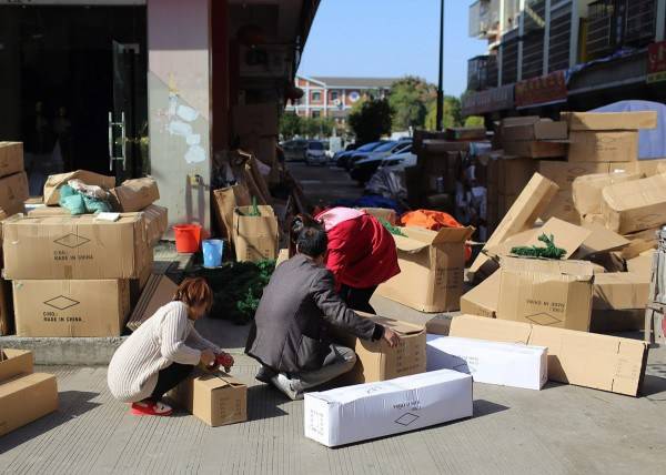 Boxing the decorations to be shipped from the wholesale market.