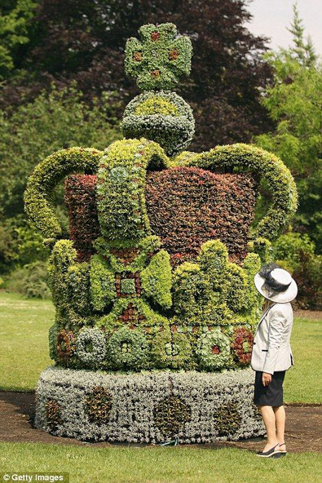 11.) Floral crown for Queen Elizabeth's Diamond Jubilee