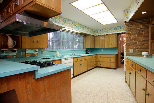 A classic '50s kitchen with a yellow and turquoise color scheme.