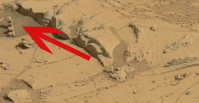 This rock kinda looks like a traffic light, but as there are no roads on Mars I seriously doubt that's what it is.