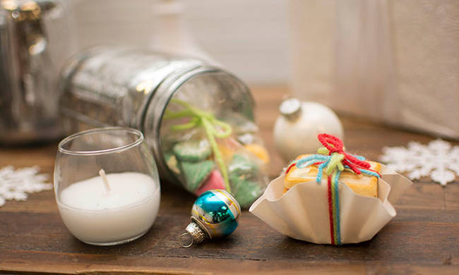 The website recommends filling the jars with tiny ornaments, string, candies, baked goods, as well as a votive candle. Once the jar is opened by the party goer, the treats and ornaments can be taken out and the jar functions as a candle holder.