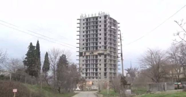 This is the building in question. It was a 16-story structure that was never completed. The local authorities declared that it was built illegally and needed to be destroyed. However, things didn't go as planned.