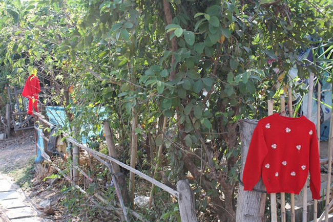 The medium said that each household must hang a red shirt outside the home. Legend has it that this is an ancient technique in repelling evil.