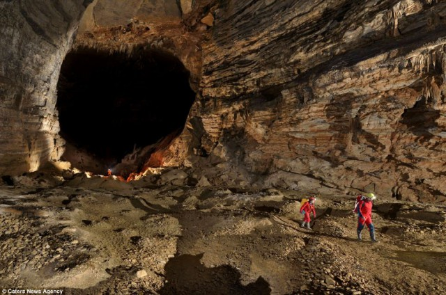 Er Wang Dong cave formed in Lower Ordovician limestone. It is located close to another very large cave system, the San Wang Dong caves.