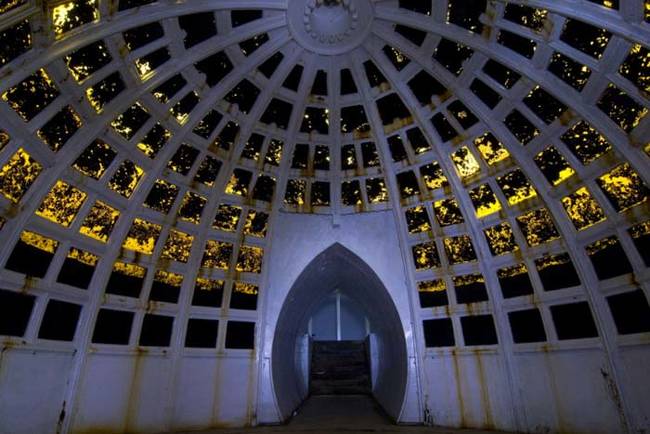 A giant domed ballroom is located 40 feet beneath the surface of the lake. The ballroom was originally used a smoking room by Wright and his guests.