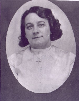 5. Anna Marie Hahn: Sent to America by her embarrassed family in Poland after having a child out of wedlock, Hahn quickly found a husband and brought her son over to start their family together. However, she also had a gambling problem and began poisoning and robbing the elderly members of her community. After a sensational month-long trial, Hahn was sentenced to die in the electric chair in 1937.