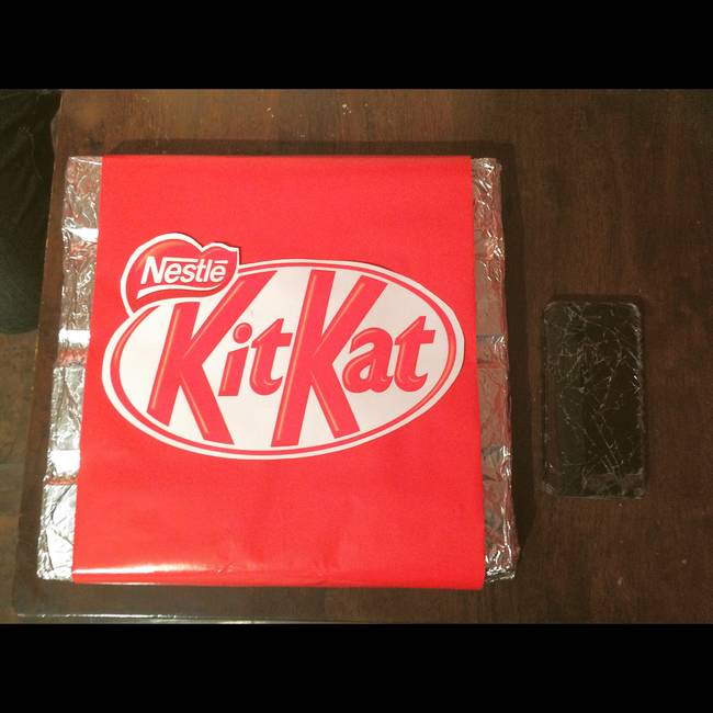 A woman recently posted these pictures of a gift she got from her boyfriend. The gift? An eight pound Kit Kat bar.